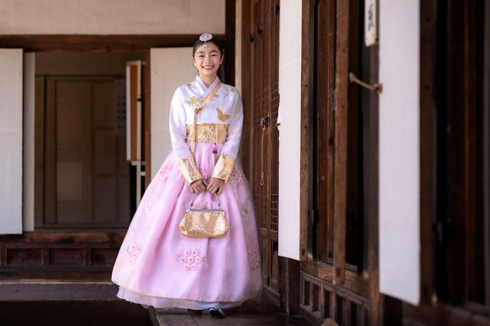 Làng cổ Hanok Bukchon tọa lạc giữa một khung cảnh khá hữu tình. Đến đây du lịch, bạn có thể chụp ảnh với những bộ Hanbok – trang phục truyền thống của Hàn Quốc,… Ảnh: Inmykorea.