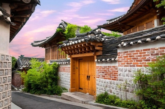 Bukchon Hanok được xem là ngôi làng cổ đẹp nhất Seoul, Hàn Quốc. Đây cũng là nơi tuyệt vời đối với những du khách muốn tìm hiểu về văn hóa thủ đô Hàn Quốc. Ảnh: Skyscanner.