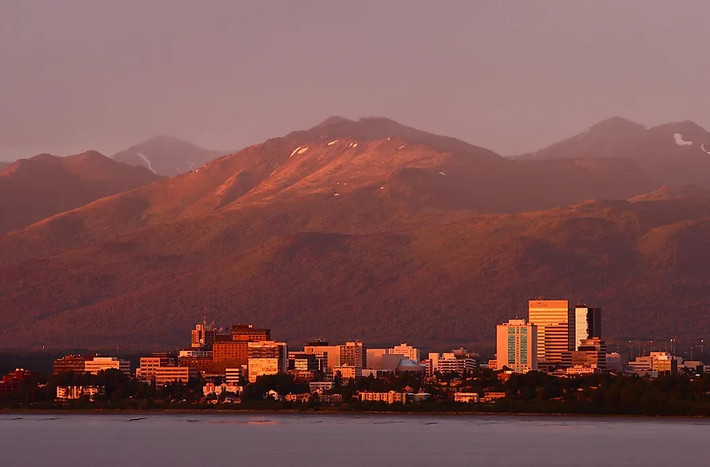 Thành phố Fairbanks ở bang Alaska được mệnh danh là “Vùng đất của mặt trời nửa đêm”. Trong mùa hè, khu vực này có đến 70 ngày trời sáng liên tục, từ giữa tháng 5 đến cuối tháng 7. Ảnh: World Atlas.