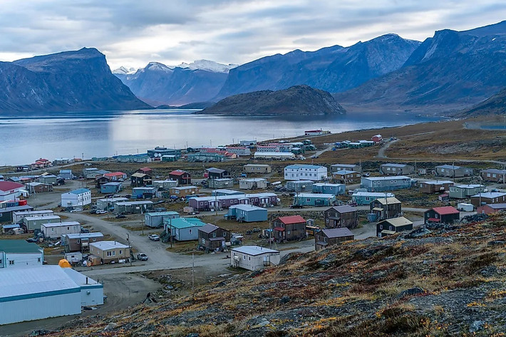 Yukon và thành phố Nunavut nổi tiếng là vùng đất của hiện tượng "mặt trời nửa đêm" với bầu trời rực rỡ và nắng hè vô tận ở Canada. Ảnh: World Atlas.