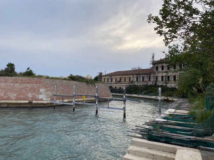 Poveglia hiện tại không cho phép khách du lịch ghé thăm, chỉ có hai nhà thám hiểm người Anh từng mạo hiểm đến khám phá và chụp lại những bức ảnh về nơi này.