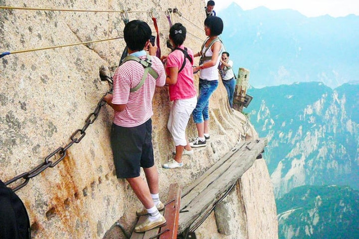 Vì độ nguy hiểm và khó khăn, những người lựa chọn con đường này chủ yếu là du khách ưa mạo hiểm hay những tay leo núi chuyên nghiệp. Ảnh: IT.