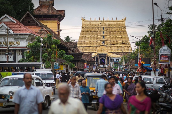Bên ngoài, ngôi đền Sree Padmanabhaswamy được dát vàng sáng chói. Từ xa, ngôi đền tỏa sáng lấp lánh như một khối vàng khổng lồ.