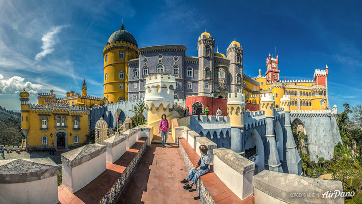 Trước khi đến được lâu đài Pena, du khách phải đi bộ qua khu vườn hoàng gia với những con đường uốn lượn với hơn năm trăm loài cây khác nhau. Ảnh: Airpano.