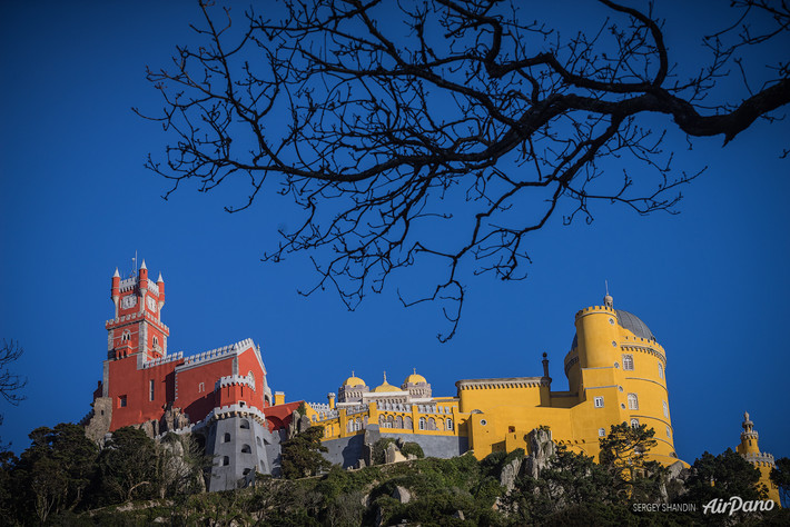 Thời tiết ở Sintra thuộc khí hậu ven biển, mùa hè lạnh, khô nên thời gian lý tưởng để khám phá là từ tháng 3 đến tháng 4 hoặc từ tháng 9 đến tháng 10. Ảnh: Airpano.