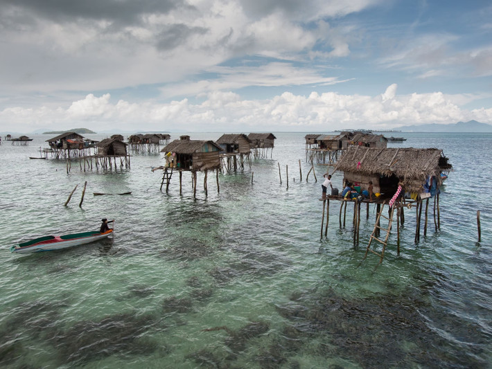 Ngôi làng của người Bajau chỉ cách thế giới văn minh khoảng 1 giờ đi biển, thế nhưng cuộc sống của họ vẫn mang tính hoang dã và du mục. Ảnh: National Geographic.