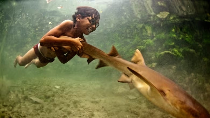 Thay vì học chữ, trẻ em Bajau được dạy cách bắt cá, bạch tuộc, tôm... Từ khi còn rất nhỏ, chúng đã có thể chèo thuyền thuần thục và biết cách săn bắt. Ảnh: Melissa Ilardo.