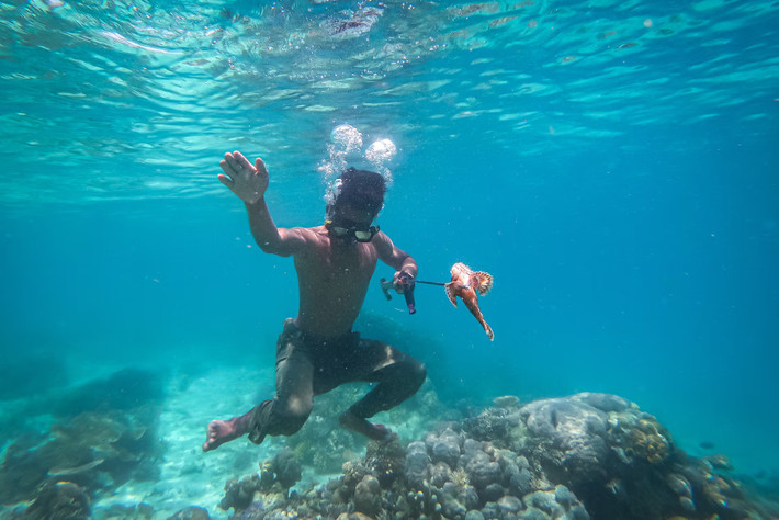 Trên vùng biển ở Philippines, Malaysia và Indonesia có một bộ tộc kỳ lạ tên là Bajau sinh sống. Ảnh: National Geographic.