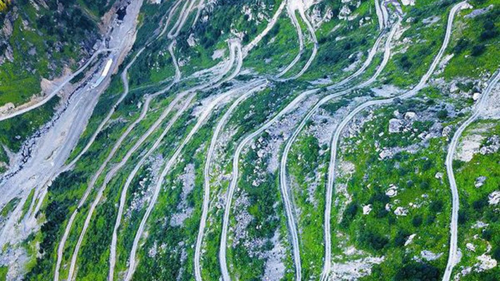 D915 Bayburt có tổng cộng 38 khúc cua tay áo vô cùng hiểm trở. Trong đó, có 17 khúc cua trải dài trên một đoạn dài 5,1 km với độ dốc lên đến 17%. Ảnh: Visit Turkey.