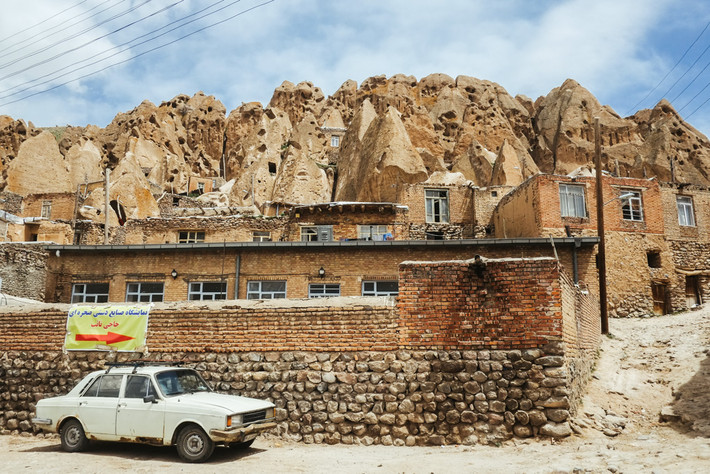 Những ngôi nhà ở làng Kandovan thường có từ 2 đến 4 tầng, tầng nào cũng có cửa sổ với kính trang trí. Ảnh: Yomadic.