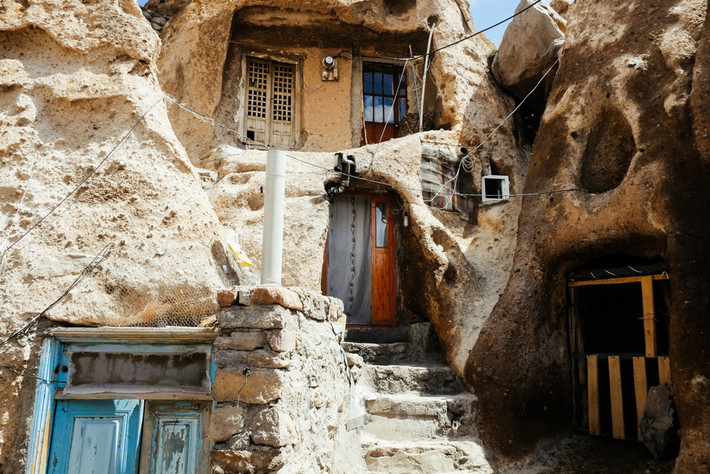 Những ngôi nhà ở Kandovan được xây dựng trên độ dốc 70 độ vậy nên có thể dễ dàng bắt gặp những bậc thang bằng đá hoặc gỗ khắp làng. Ảnh: Yomadic.