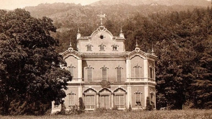 Năm 1854, Felix de Vecchi ủy quyền kiến trúc sư Alessandro Sidioli xây dựng một biệt thự mùa hè lấy cảm hứng từ kiến trúc của thế giới phương Đông mà ông đã đến thăm.