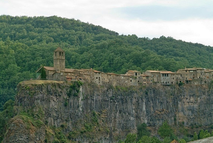 Thú vị hơn, Castellfollit de la Roca chính là nơi duy nhất ở Tây Ban Nha có mỏ đá bazan (dung nham nguội) đang hoạt động. Mỏ này hiện vẫn đang được khai thác và là tài sản của gia đình Ortiz từ năm 1929. Ảnh: Amusing Planet.