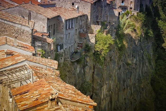 Trong thời kỳ Trung Cổ, vị trí này của Castellfollit de la Roca được coi là một chiến lược thông minh, giúp bảo vệ cư dân khỏi sự tấn công bất ngờ của kẻ xâm lược. Ảnh: Flickr.