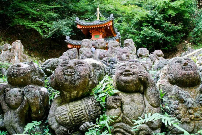 Otagi Nenbutsu-ji là một ngôi đền cổ kính ở ngoại ô Arashiyama, Kyoto, Nhật Bản. Ngôi đền nổi tiếng với bộ sưu tập 1.200 bức tượng đá độc đáo. Ảnh: Neverendingvoyage.