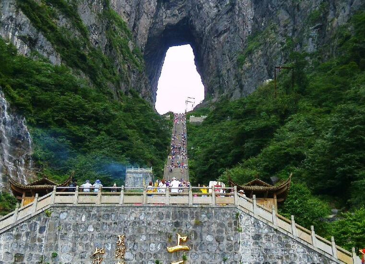 Được biết, "cổng trời" cao 130m, rộng 57m, hình thành sau một trận đại hồng thủy làm sụp đổ đá vôi trên núi tạo thành hình mái vòm. Cái tên Thiên Môn cũng được ra đời từ đó. Ảnh: yun519.
