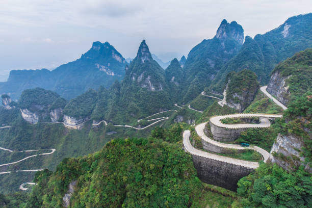 Chặng đường lên đến cổng trời Thiên Môn Sơn khá khó đi với 99 khúc cua dài 11km. Đây cũng là con đường được mệnh danh là nguy hiểm và khó chinh phục nhất. Nó chỉ dành cho những người ưa mạo hiểm có tay lái cứng. Ảnh: yun519.