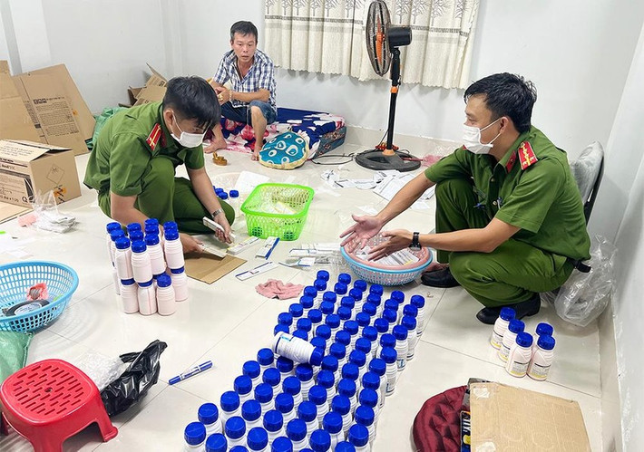 Xưởng sản xuất thuốc bảo vệ thực vật giả nhãn hiệu nổi tiếng. Ngày 24/7, Công an TP Long Xuyên (An Giang) đang tạm giữ hình sự đối tượng Vương Mạnh Giác (46 tuổi, ngụ TP Cần Thơ) về hành vi sản xuất, buôn bán hàng giả là thuốc bảo vệ thực vật. Trưa cùng ngày, kiểm tra căn nhà số 30/37, thuộc tổ 35, khóm Đông Thạnh, phường Mỹ Thạnh, cảnh sát bắt quả tang Giác vận chuyển hai thùng hàng lên xe ô tô, trong thùng có chứa 80 chai thuốc BVTV hiệu Filia và 40 chai BVTV hiệu Amistar top. Khám xét, cảnh sát cũng phát hiện 232 chai thuốc BVTV thành phẩm giả nhãn hiệu Syngenta Việt Nam.Giác khai nhận số thuốc BVTV trên là thuốc giả do Giác sản xuất, chuẩn bị chuyển lên xe giao cho khách.