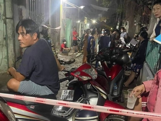 Cháy nhà tại TP HCM, 2 trẻ tử vong. Ngày 24/7, Công an huyện Bình Chánh (TP HCM) đang phối hợp điều tra, làm rõ nguyên nhân vụ cháy nhà khiến 2 cháu bé tử vong. Thời điểm xảy ra vụ cháy, căn nhà tổ 14, ấp 6C (xã Vĩnh Lộc A, huyện Bình Chánh) có 6 cháu bé, chủ nhà khóa cửa để đi công việc. Ngay sau đó, cảnh sát cùng người dân phá khóa cửa cứu được 4 cháu bé an toàn. Hai cháu bé 10 tuổi và 1 tuổi còn lại bị ngất và được đưa đi cấp cứu nhưng không qua khỏi.