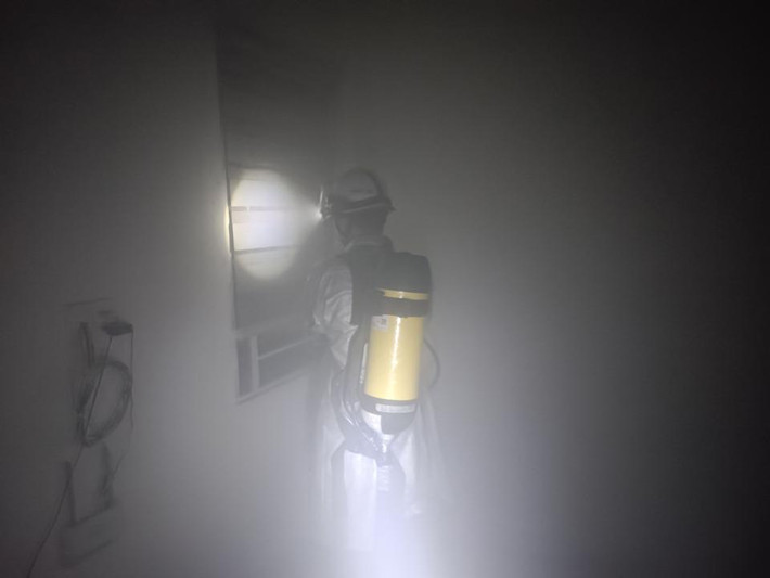 Cháy nhà giữa đêm, 9 người mắc kẹt được cứu thoát. Khoảng 23h16 ngày 23/7, Công an quận Bắc Từ Liêm (Hà Nội) nhận tin báo cháy tại số nhà 433 đường Xuân Đỉnh, trong đó có người bị mắc kẹt. Cảnh sát Phòng cháy chữa cháy và cứu nạn cứu hộ, Công an quận Bắc Từ Liêm đã cử 1 xe chỉ huy, 2 xe chữa cháy tới hiện trường dập lửa cứu người, Trung tâm 114 điều động thêm 2 xe chữa cháy đến chi viện. Cảnh sát PCCC cùng người dân dùng bình bột dập tắt đám cháy, đồng thời cử cán bộ đeo bình thở mở lối thoát khói tiếp cận sân thượng, hỗ trợ đưa 9 người trong nhà ra ngoài an toàn.