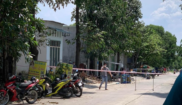 Nhiều người chết bất thường trong căn nhà ở Bình Dương. Ngày 24/7, Công an Bình Dương đang điều tra nguyên nhân nhiều người tử vong trong ngôi nhà gần chợ Mỹ Phước 3 (phường Thới Hòa, thị xã Bến Cát). Sự việc được người dân phát hiện vào sáng cùng ngày. Lực lượng công an đang xác minh làm rõ, hiện tại vẫn chưa xác định được cụ thể số người tử vong và nguyên nhân. (Ảnh: VNN)