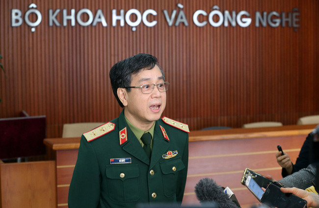 Trung tướng Đỗ Quyết đã ký các hợp đồng với Bộ KH&CN và Công ty Việt Á có nhiều vi phạm; ký văn bản đề nghị Bộ KH&CN nghiệm thu giai đoạn 1 khi sản phẩm chưa đủ điều kiện, không đủ cơ sở khoa học và thực tiễn; ký khống các hợp đồng, thanh lý hợp đồng, ủy nhiệm chi thanh toán; đồng ý đưa logo Học viện Quân y vào bao bì thương mại của Công ty Việt Á khi không xin ý kiến BTV Đảng ủy, Ban Giám đốc Học viện để Công ty Việt Á lợi dụng thương hiệu của Học viện thương mại hóa, tiêu thụ sản phẩm, thu lợi bất chính, vi phạm pháp luật; ký các hồ sơ liên quan đến công tác đấu thầu để hợp thức các sai phạm trong mua sắm vật tư, kít xét nghiệm phục vụ phòng chống dịch.