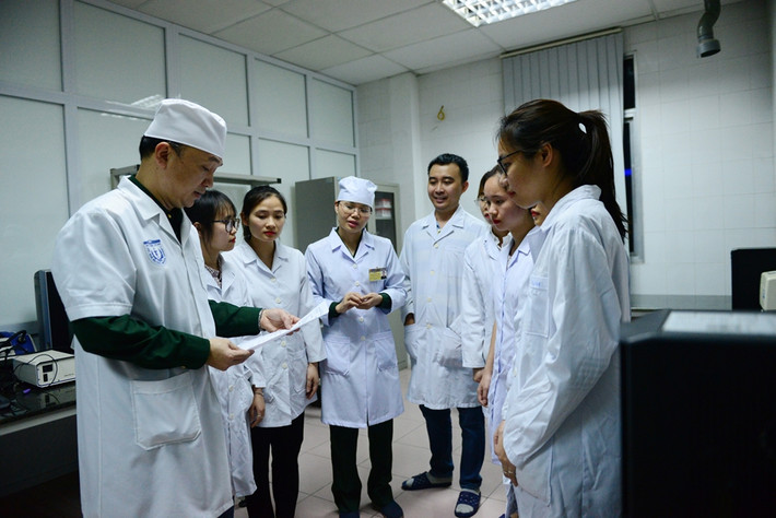 Khi xây dựng thuyết minh đề tài, Học viện Quân y cũng không thẩm định, kiểm tra năng lực nghiên cứu, sản xuất, cơ sở vật chất, nguồn nhân lực, hệ thống quản lý chất lượng của Việt Á; không nêu rõ trách nhiệm, phương án, công việc phối hợp giữa hai đơn vị; không xác định quyền sở hữu và việc đăng ký bảo hộ quyền sở hữu trí tuệ, quyền sở hữu công nghiệp đối với kết quả nghiên cứu; coi bộ kít sản xuất thử nghiệm như sản phẩm thương mại khi giao Việt Á nhiệm vụ thiết kế bao bì bộ kít.