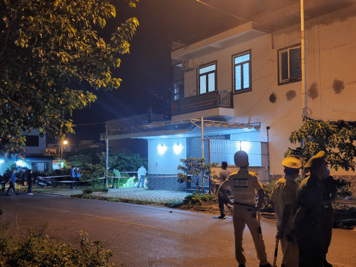 Theo các nhân chứng có mặt, khoảng thời gian trên, người con gái đến mở cửa dọn hàng đã phát hiện phần đầu của mẹ ruột đang để ở khu vực gần bếp ga, tầng 1. Phần thi thể còn lại của nạn nhân để trên giường ở tầng 2.