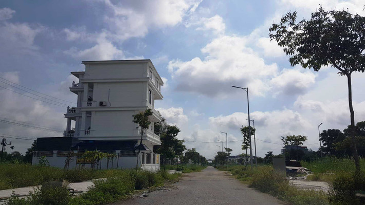 Ghi nhận thực tế của PV Báo Tri thức và Cuộc sống tại dự án cho thấy, ngoài việc thi công sai phép, TRABINCO đã thực hiện chuyển nhượng các lô đất khi chưa được phép của cơ quan Nhà nước có thẩm quyền, để một hộ dân xây nhà trên lô đất biệt thự khi chưa có giấy phép xây dựng của cơ quan chuyên môn.
