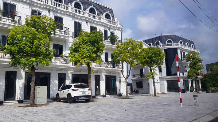 Ngày 26/4/2019, chủ đầu tư là UBND huyện Tứ Kỳ ký với TRABINCO hợp đồng đầu tư thực hiện Dự án đầu tư xây dựng Khu dân cư Cầu Yên. Trước đó, ngày 29/3/2019, TRABINCO đã triển khai san lấp mặt bằng khi chưa hoàn thiện đầy đủ thủ tục theo quy định.