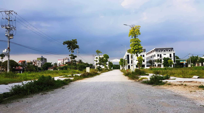 Đến thời điểm hiện tại, nhà đầu tư đã hoàn thành hạng mục san nền, đã thi công hoàn thiện tuyến đường giao thông giáp mương nước, mặt đường đổ bê tông; hoàn thiện thoát nước mặt và nước thải, điện chiếu sáng đường giao thông…