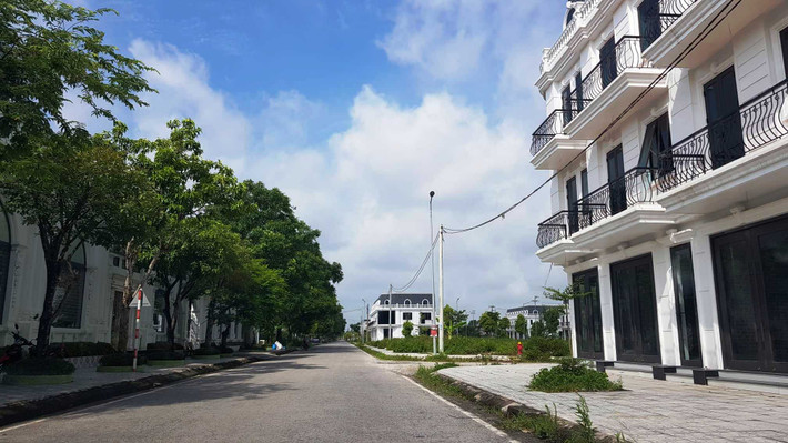 Ngày 29/7/2019, UBND huyện Tứ Kỳ có văn bản gửi TRABINCO yêu cầu dừng ngay các hoạt động thi công xây dựng Khu dân cư Cầu Yên, thị trấn Tứ Kỳ và chỉ được tiếp tục tổ chức triển khai khi nhà đầu tư đã hoàn thiện đầy đủ các thủ tục hồ sơ pháp lý đủ điều kiện thi công theo quy định của pháp luật. Tuy nhiên, TRABINCO đã phớt lờ yêu cầu của UBND huyện Tứ Kỳ, tiếp tục thi công khi chưa được cơ quan chuyên môn cấp phép.