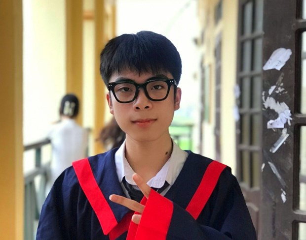 Thủ khoa kỳ thi tốt nghiệp THPT 2022 chưa từng đi học thêm. Phạm Văn Linh, học sinh Trường THPT Yên Khánh A, Ninh Bình trở thành thủ khoa Kỳ thi Tốt nghiệp THPT năm 2022 với 56,85 điểm. Linh đạt trên 9 điểm ở tất cả các môn dự thi: Toán 9,2 điểm; Ngữ văn 9,25 điểm; Lịch sử 10 điểm, Địa lý 9,25 điểm; Giáo dục công dân 9,75 điểm và Ngoại ngữ 9,4 điểm. Đáng chú ý, Linh cho biết từ nhỏ em chưa từng đi học thêm bên ngoài trường. Trong kỳ thi tốt nghiệp, em cũng chỉ học ở trường. (nguồn: Vietnam+)