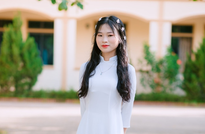 Nữ sinh á khoa khối C toàn quốc được tuyển thẳng 3 trường đại học. Phạm Thị Trà Mi, học sinh lớp chuyên Địa, trường THPT chuyên Phan Bội Châu (Nghệ An), là á khoa toàn quốc khối C với 29,5 điểm. Nữ sinh đạt hai điểm 10 môn Lịch sử, Địa lý và 9,5 điểm môn Ngữ văn. Đây cũng là nữ sinh gây ấn tượng khi chưa biết điểm, Trà Mi nhận được tin trúng tuyển thẳng vào khoa Ngôn ngữ và Văn hóa Trung Quốc, ĐH Ngoại ngữ (ĐH Quốc gia Hà Nội). Ngoài ra, em được tuyển thẳng vào 2 trường tốp đầu khác tại Hà Nội là Học viện Ngoại giao và ĐH Hà Nội. (nguồn: ZingNews).