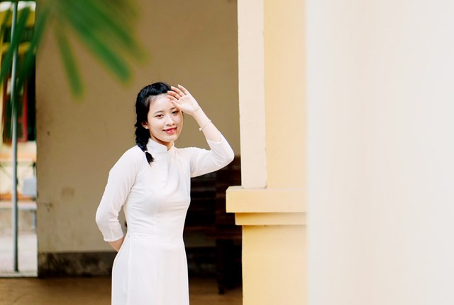 Thủ khoa khối D01 toàn quốc từng làm MC các chương trình của trường. Nữ sinh Đặng Khánh Linh, lớp 12A2 Trường THPT Hồng Lĩnh (thị xã Hồng Lĩnh, tỉnh Hà Tĩnh) xuất sắc trở thành thủ khoa khối D01 toàn quốc khi đạt số điểm 28,7, trong đó Toán 9,4; Anh 9,8 và Văn 9,5. Hiệu trưởng Trường THPT Hồng Lĩnh Nguyễn Hữu Danh tự hào cho biết, em Linh là học sinh giỏi toàn diện, được kết nạp Đảng và năng nổ trong các phong trào, hoạt động của trường lớp. Nữ sinh từng làm MC dẫn tất cả các chương trình ở trường, tham gia các phong trào thiện nguyện, câu lạc bộ tiếng Anh… (Nguồn: Đại Đoàn kết)