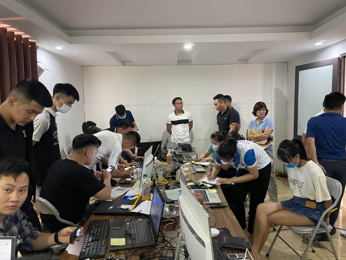 Nhóm tội phạm có có tổ chức, xuyên quốc gia, được tổ chức chặt chẽ, do các đối tượng người nước ngoài cầm đầu, móc nối với các đối tượng trong nước. Các đối tượng lập các bộ phận chuyên trách đặt tại 3 tỉnh, thành phố, gồm: bộ phận quản lý, điều hành, thẩm định, hỗ trợ hoạt động vay ở TP HCM; bộ phận trung gian thanh toán hoạt động chi hộ/thu hộ ở Hà Nội; bộ phận nhắc nợ/thu hồi nợ ở Lào Cai.