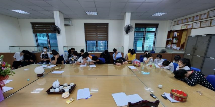 Tính đến nay, đã có khoảng 159.000 khách hàng vay tiền qua các ứng dụng Vndong, Hitien, Zdong, Hvay với tổng số tiền là 1.802,1 tỷ đồng, số tiền đã giải ngân là 659,6 tỷ đồng, số tiền thực tế khách hàng đã trả nợ là 830,1 tỷ đồng, phí phạt là 9,87 tỷ đồng, lượng tiền chiếm hưởng là 322,6 tỷ đồng.