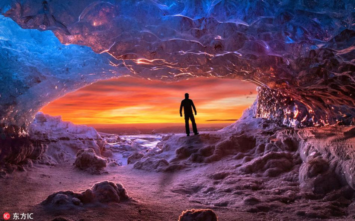 Hang động sông băng Vatnajökull, Iceland được mệnh danh là hang băng lớn nhất châu Âu, là điểm du lịch rất hấp dẫn cho những người yêu du lịch, mê khám phá. Nơi đây còn được biết đến với cái tên vùng đất kỳ lạ, nơi giao hòa, gặp gỡ của băng và lửa. (Nguồn Sina)