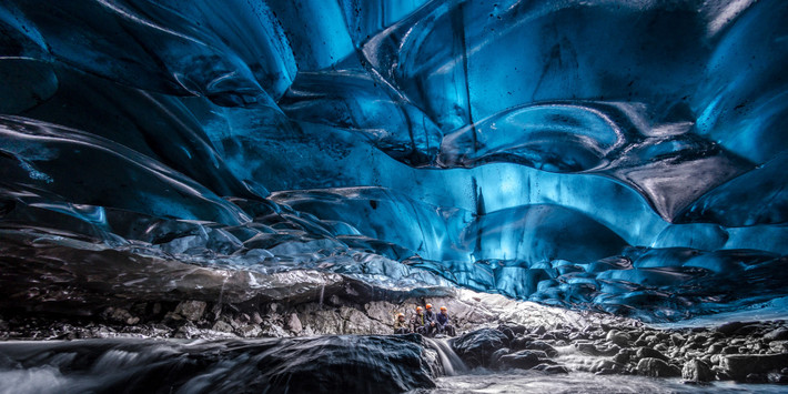 Lạc vào hang băng Vatnajökull, con người có cảm giác vô cùng nhỏ bé, giống như đang bước vào một thế giới cổ tích trong suốt, thanh khiết. (Ảnh: Thousand Wonders)