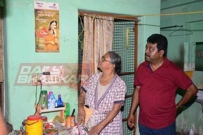 Bà tâm sự hai ngày trước khi nữ diễn viên tự tử, cô đã chia sẻ muốn rời Mumbai. "Tôi động viên cháu nên bỏ nơi đó đi. Gia đình sẽ vun vén góp tiền để cháu ra nước ngoài. Cả nhà đã tính bán nhà để có tiền lo việc học cho cháu. Nhưng Pratyusha không đồng ý", bà nội nữ diễn viên nhớ lại. Một năm qua, bà luôn phải có người chăm sóc vì tinh thần suy kiệt sau cái chết của cháu.