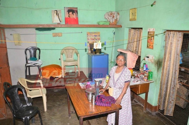 Gia cảnh của Pratyusha ở quê rất nghèo. Trong nhà không có tài sản đáng giá. Có thông tin, nguồn thu từ đóng phim của cô được gửi phần lớn vào tài khoản cha mẹ ở quê để mọi người có tiền sinh hoạt phí. Từ khi cô qua đời, bố mẹ Pratyusha đã dồn toàn bộ tiền bạc để theo kiện đòi công bằng cho con gái. "Cháu gái là người rất ngoan, lại chịu khó. Con bé bản lĩnh là thế nhưng lại chọn cái chết để giải thoát. Làm sao tôi có thể sống trong ngôi nhà trống vắng này", bà nội chia sẻ.