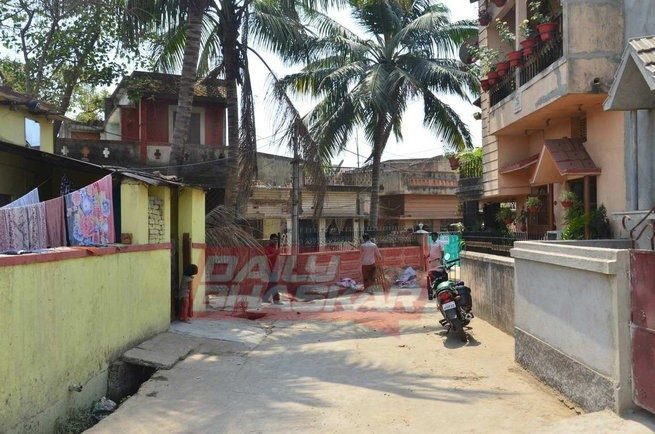 Pratyusha sinh ra ở vùng quê nghèo tại Jamshedpur. Cô từng là con cưng của cả vùng sau thành công của vai diễn nữ chính phim Cô dâu 8 tuổi. Khi nghe tin cô qua đời, mọi người ở quê đều bất ngờ, không thể hiểu chuyện gì đã xảy ra. Đến tận bây giờ, mỗi khi nhắc đến Pratyusha, hàng xóm, thầy cô và bạn học vẫn bàng hoàng. Hôm 30/3, khi tới thăm nhà nữ diễn viên ở Jamshedpur, nhiều người đã bất ngờ vì nơi đây không giàu có như Mumbai. Người dân đa phần lao động chân tay và thu nhập thấp.