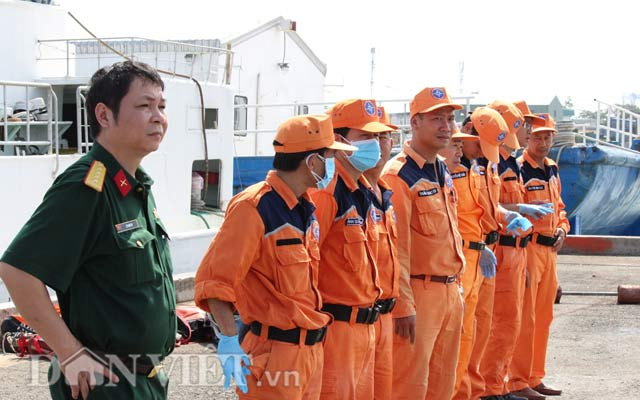 Đúng 14h30, tàu cứa nạn hàng hải SAR đưa thi thể nạn nhân vụ chìm tàu cập bến. Tiếp sau đó là tàu Sar 272. Lực lượng tiếp nhận thi thể ứng trực để sẵn sàng.