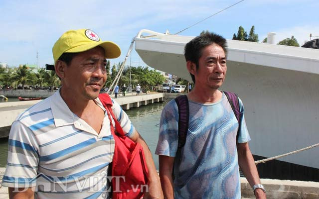Tàu bắt đầu cập bến.