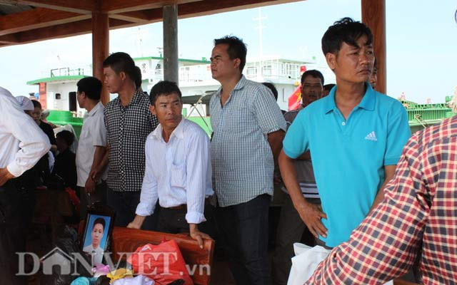 Người thân mang di ảnh nạn nhân có mặt rất sớm trên bến cảng.