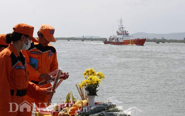 14h25 tàu SAR mang thi thể nạng nhận chuẩn bị cập cảng.