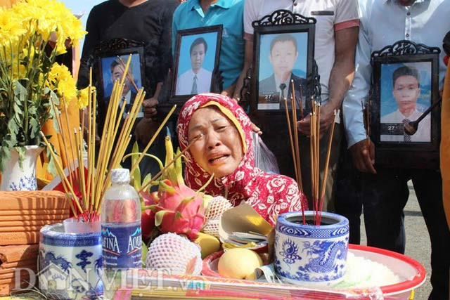 "Tàu không còn, người cũng không còn, ai trả họ về cho chúng tôi...", người nhà của máy trưởng Phạm Hữu Thược (SN 1959, quê Thái Bình) gào thét gọi tên người thân.