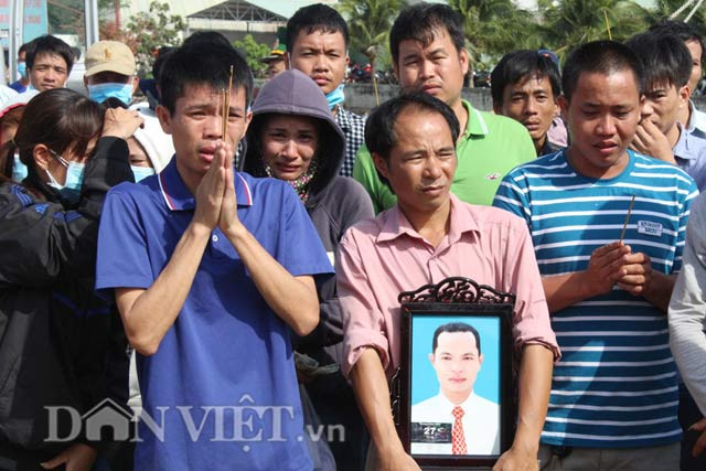 Người nhà của các các anh Nguyễn Viết Duy (SN 1987, quê Thái Bình, thủy thủ); Vũ Thế Kiên (SN 1979, quê Thanh Hóa, sỹ quan máy), Nguyễn Văn Khuyên (SN 1960, quê Thanh Hóa, bếp)... cũng không cầm được lòng khi Đội cứu nạn gọi tên lần lượt từng thi thể.