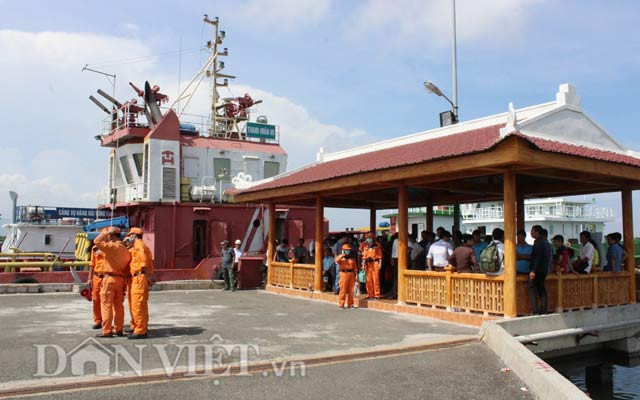 Từ trước đó, rất nhiều thân nhân của nạn nhân vụ chìm tàu Hải Thành 26 đã có mặt ngay tại cảng Trung tâm phối hợp tìm kiếm cứu nạn Hàng Hải khu vực III để đón những người xấu số. Ảnh giây phút chờ đợi trước giờ tàu cập bến.