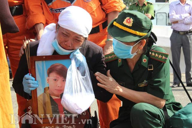 Đến hơn 3h chiều, công tác bàn giao thi thể cho người nhà nạn nhân hoàn tất.